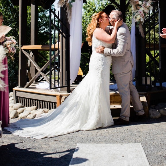 Wedding dress,worn once, bought in Calgary Alberta, - Picture 4 of 6